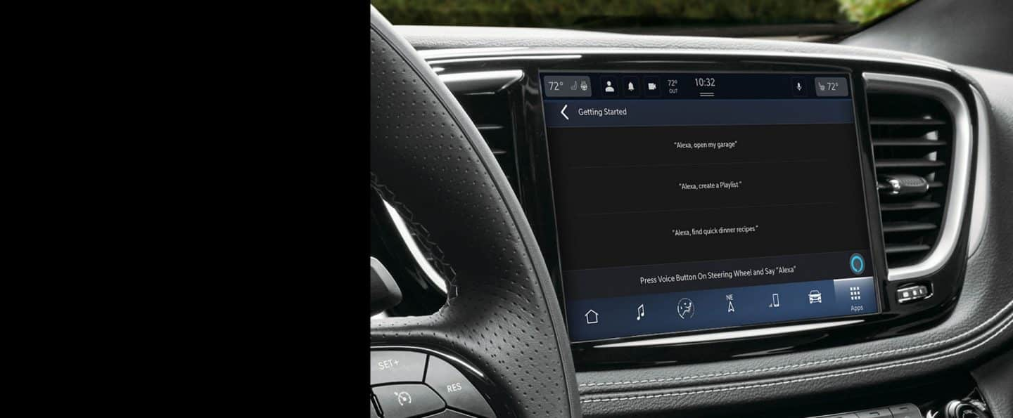 La pantalla táctil de Uconnect en la Chrysler Pacifica Plug-in Hybrid 2025, en la que se exhibe la página de inicio de Amazon Alexa.