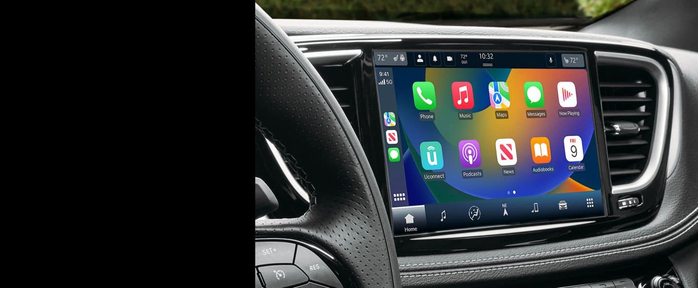 La pantalla táctil de Uconnect en la Chrysler Pacifica 2025, en la que se exhibe una selección de widgets de Apple CarPlay.