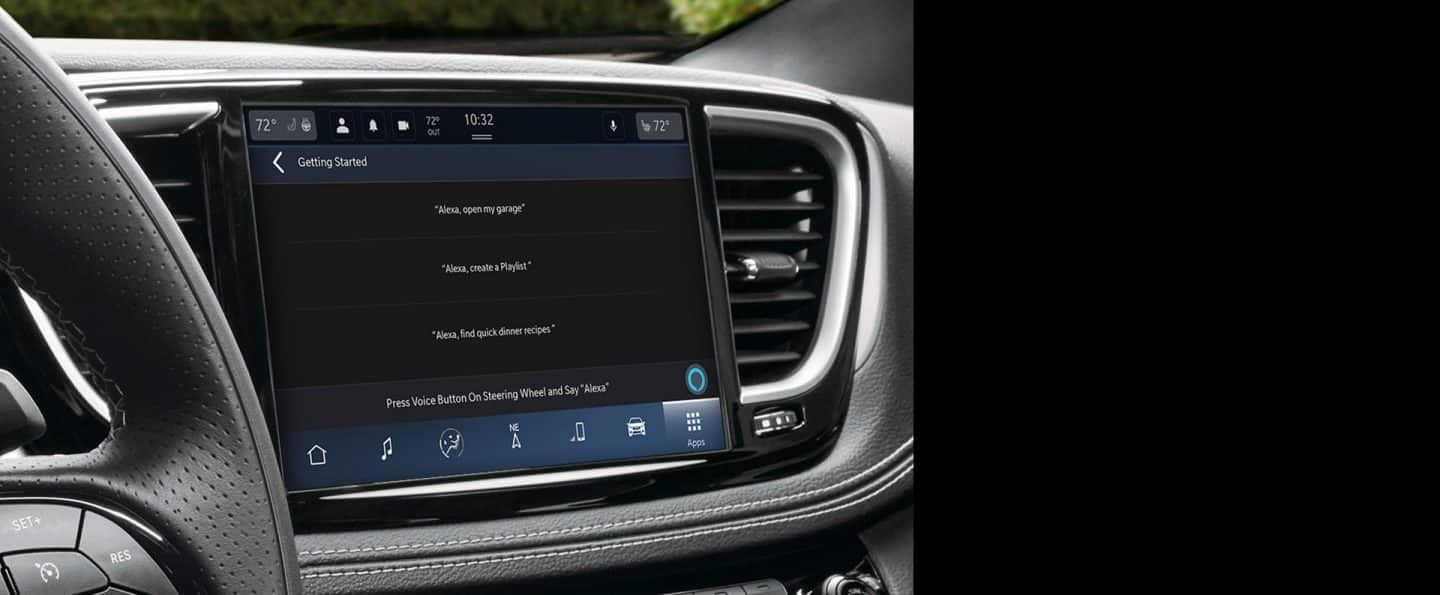 La pantalla táctil de Uconnect de la Chrysler Pacifica 2025, en la que se exhibe la página de inicio de Amazon Alexa.